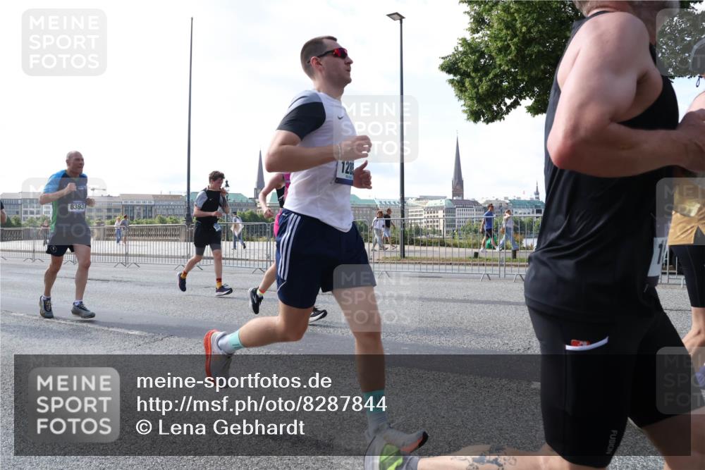 29.06.2025 - hella hamburg halbmarathon Lena Gebhardt http://msf.ph/oto/8287844 29.06.2025 09:58:32 Lombardsbrücke 8393, 128, 1034, 1179, 1190, 1285, 1727, 1815, 1946, 1951, 2029, 2034, 2070, 2138, 2417, 2518, 2636, 2656, 2711, 2840, 2883, 2907, 3041, 3097, 3819, 3859, 3952, 4120, 4152, 4167, 4814, 4903, 5077, 5084, 5093, 5259, 5378, 5721, 5894, 6164, 6272, 6294, 6433, 6592, 6657, 6754, 6759, 6877, 6897, 7082, 7369, 7409, 7509, 7716, 7724, 7856, 7896, 8154, 8311, 8322, 8393, 8508, 8590, 8639, 8825, 9012, 9057, 9562, 9656, 10084 meine-sportfotos.de