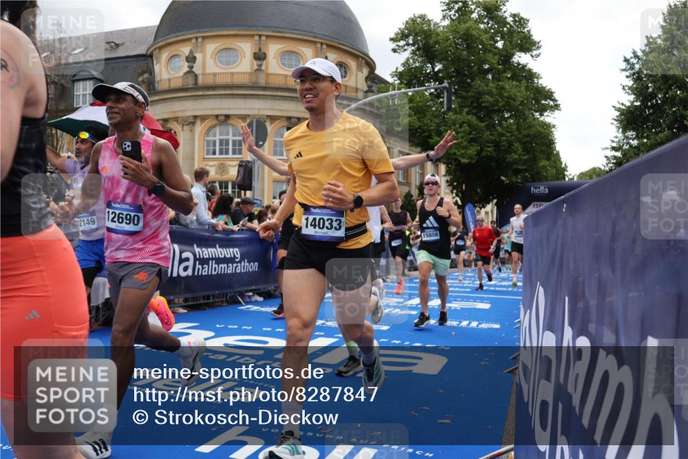 29.06.2025 - hella hamburg halbmarathon Strokosch-Dieckow http://msf.ph/oto/8287847 29.06.2025 10:48:32 Ziel 1163, 1176, 2213, 4553, 5421, 9262, 9538, 10000, 10859, 10860, 11451, 11579, 12149, 12690, 12840, 13962, 14033, 14511, 14990, 15573, 15808, 15917, 17395, 17855, 18251, 18790, 18815, 18923 meine-sportfotos.de