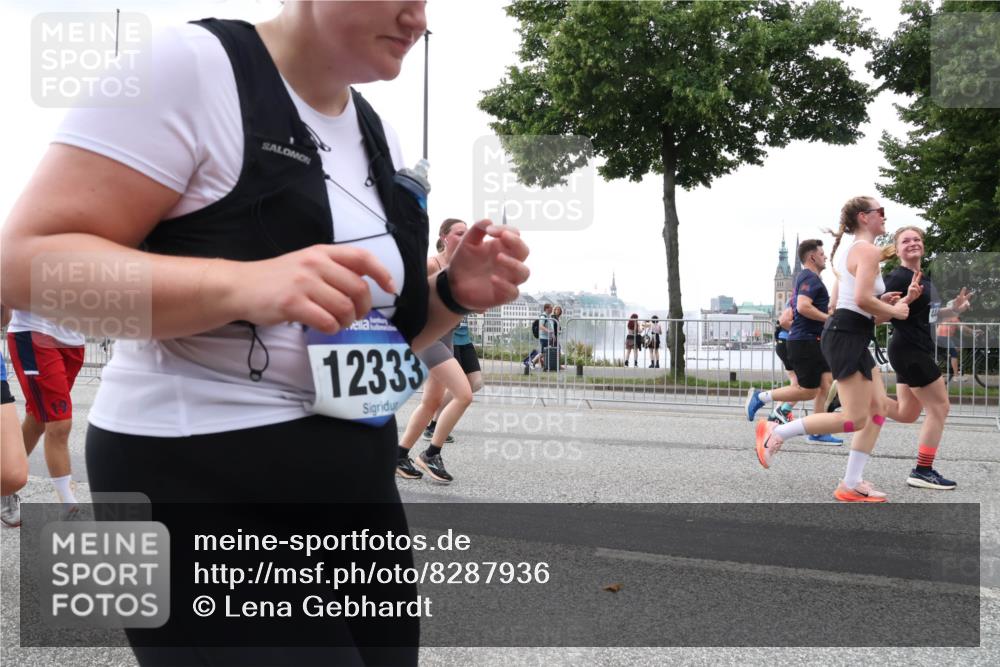 29.06.2025 - hella hamburg halbmarathon Lena Gebhardt http://msf.ph/oto/8287936 29.06.2025 10:46:38 Lombardsbrücke 1363, 1371, 1375, 1429, 1465, 1532, 1608, 1720, 1837, 1999, 2162, 2211, 2320, 2500, 2697, 2981, 3277, 3406, 3407, 3410, 3469, 3734, 3823, 4119, 4202, 4296, 4342, 4355, 4448, 4604, 5697, 5700, 5854, 6068, 6124, 6161, 6740, 7303, 7364, 7368, 7374, 7412, 7767, 7827, 7960, 7983, 8047, 8477, 8486, 8551, 8553, 8700, 9129, 9337, 9445, 9691, 10153, 10230, 11361, 11910, 12298, 12333, 12507, 12522, 13969, 14261, 15852, 16882, 16987 meine-sportfotos.de