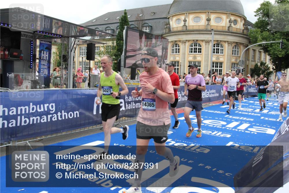 29.06.2025 - hella hamburg halbmarathon Michael Strokosch http://msf.ph/oto/8287991 29.06.2025 10:55:51 Ziel 1179, 2612, 3256, 3668, 5021, 6569, 6924, 7221, 7976, 12483, 12858, 13474, 14365, 16401, 16434, 16786, 18125, 18190, 18867, 19047 meine-sportfotos.de