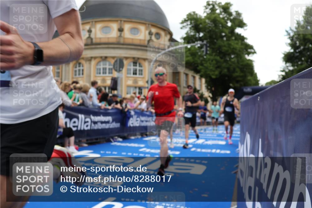 29.06.2025 - hella hamburg halbmarathon Strokosch-Dieckow http://msf.ph/oto/8288017 29.06.2025 10:48:35 Ziel 1163, 1176, 2213, 4553, 5421, 9538, 10000, 10859, 10860, 11579, 12149, 12690, 13962, 14033, 14511, 15384, 15573, 15808, 15917, 17127, 17395, 18251, 18815 meine-sportfotos.de