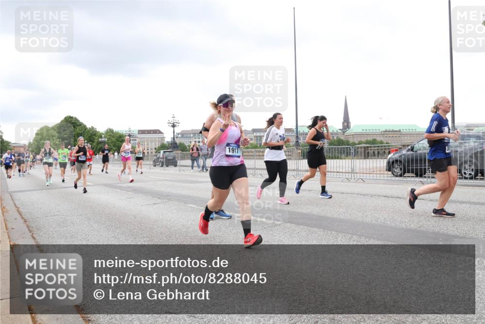 29.06.2025 - hella hamburg halbmarathon Lena Gebhardt http://msf.ph/oto/8288045 29.06.2025 10:55:33 Lombardsbrücke 1917, 1013, 1616, 1873, 1917, 2090, 2452, 3101, 3115, 3157, 3244, 3274, 3577, 4039, 4470, 4628, 4896, 5040, 5220, 5222, 5483, 5487, 5575, 6257, 6395, 6396, 6944, 7219, 7548, 7680, 7766, 7969, 8110, 8403, 8519, 8527, 8532, 8626, 8648, 9548, 9614, 9618, 9857, 9858, 9861, 9865, 9956, 10094, 10436, 10438, 10458, 10559, 10593, 10885, 11109, 11737, 11903, 11962, 11963, 12147, 12148, 12695, 12902, 13098, 13230, 14515, 14727, 15152, 15160, 16385 meine-sportfotos.de