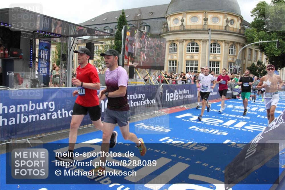 29.06.2025 - hella hamburg halbmarathon Michael Strokosch http://msf.ph/oto/8288089 29.06.2025 10:55:52 Ziel 1179, 2612, 3256, 3668, 4772, 5021, 6569, 7221, 7976, 12858, 13474, 14365, 16401, 16434, 16786, 18125, 18867, 19047 meine-sportfotos.de