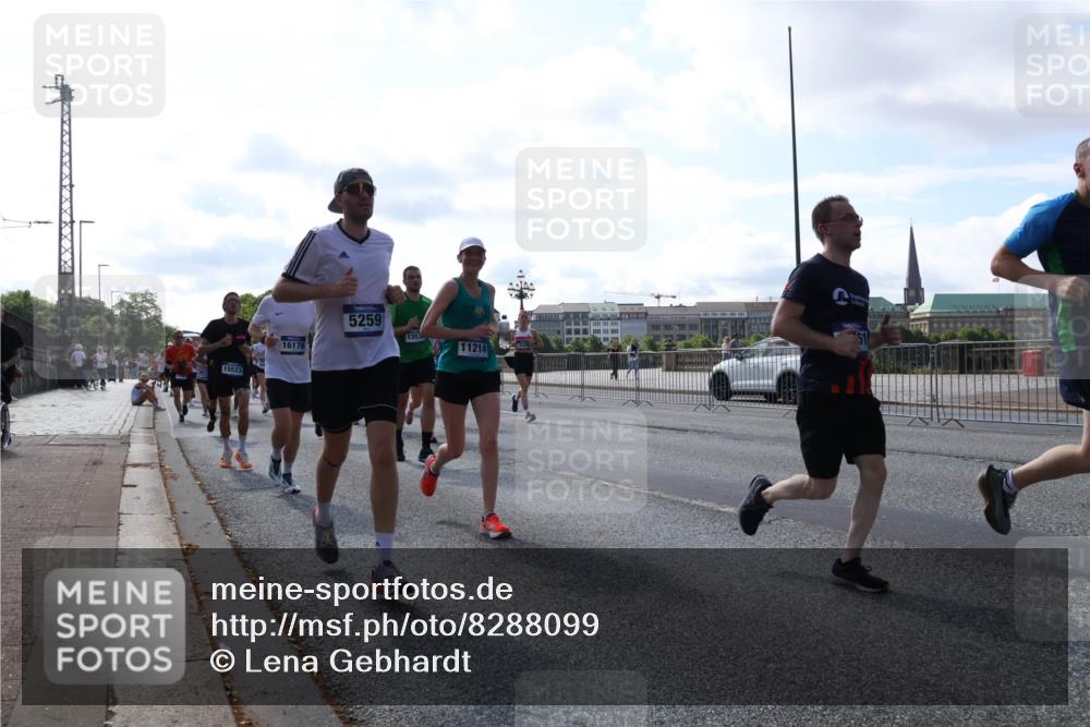 29.06.2025 - hella hamburg halbmarathon Lena Gebhardt http://msf.ph/oto/8288099 29.06.2025 09:58:34 Lombardsbrücke 15523, 16176, 5259, 11214, 1034, 1179, 1190, 1285, 1410, 1727, 1815, 1946, 1951, 2029, 2034, 2070, 2417, 2518, 2636, 2656, 2711, 2840, 2883, 2907, 3041, 3097, 3819, 3859, 3952, 4120, 4152, 4167, 4814, 4903, 5077, 5084, 5093, 5259, 5378, 5721, 5894, 6164, 6272, 6294, 6433, 6592, 6657, 6759, 6877, 6897, 7082, 7369, 7409, 7716, 7724, 7856, 7896, 8068, 8154, 8311, 8322, 8393, 8508, 8590, 8639, 8721, 8825, 9012, 9057, 9562, 9656, 10084 meine-sportfotos.de