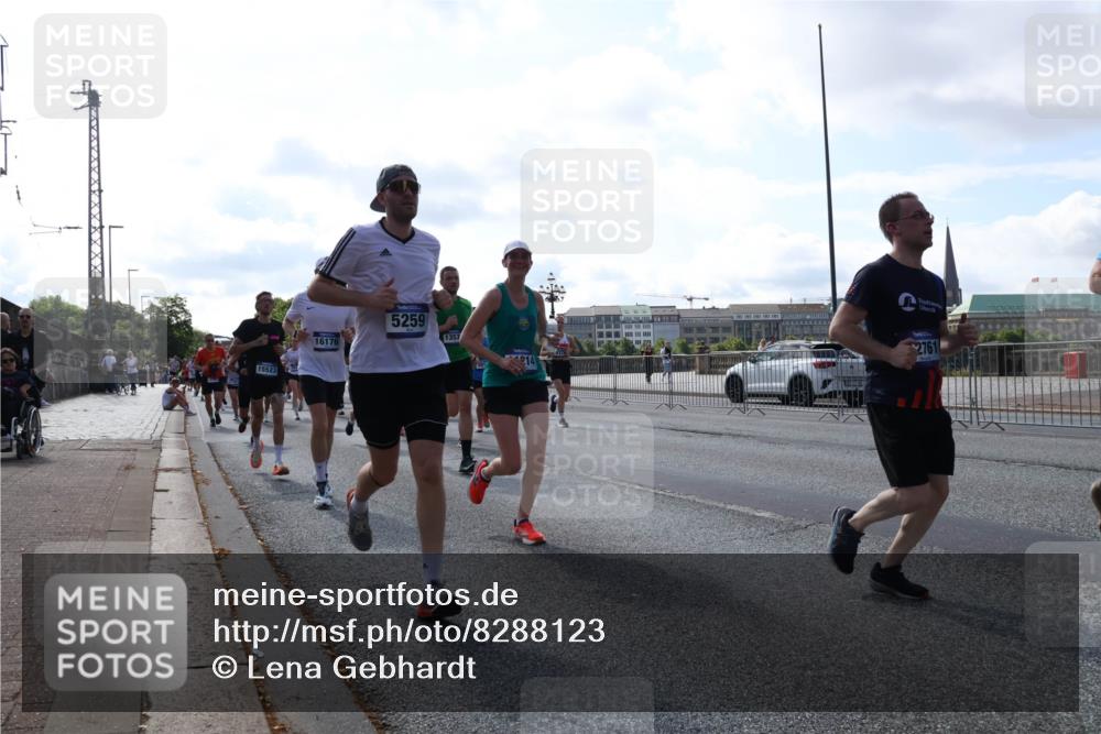 29.06.2025 - hella hamburg halbmarathon Lena Gebhardt http://msf.ph/oto/8288123 29.06.2025 09:58:34 Lombardsbrücke 15523, 16176, 5259, 1353, 214, 2761, 1034, 1179, 1190, 1285, 1410, 1727, 1815, 1946, 1951, 2029, 2034, 2070, 2417, 2518, 2636, 2656, 2711, 2840, 2883, 2907, 3041, 3097, 3819, 3859, 3952, 4120, 4152, 4167, 4814, 4903, 5077, 5084, 5093, 5259, 5378, 5721, 5894, 6164, 6272, 6294, 6433, 6592, 6657, 6759, 6877, 6897, 7082, 7369, 7409, 7716, 7724, 7856, 7896, 8068, 8154, 8311, 8322, 8393, 8508, 8590, 8639, 8721, 8825, 9012, 9057, 9562, 9656, 10084 meine-sportfotos.de