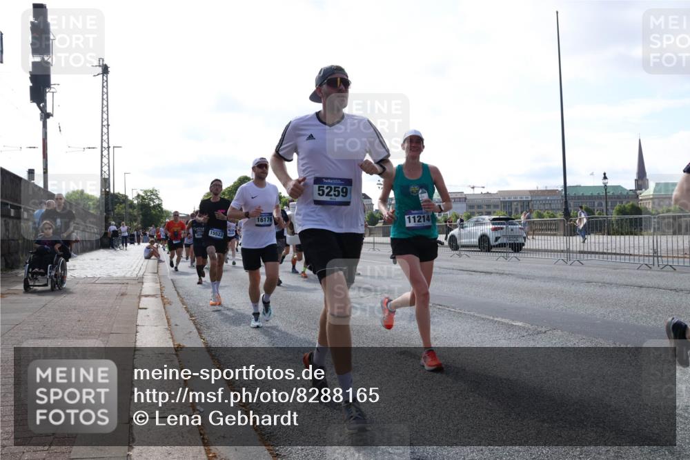 29.06.2025 - hella hamburg halbmarathon Lena Gebhardt http://msf.ph/oto/8288165 29.06.2025 09:58:34 Lombardsbrücke 15523, 16176, 5259, 11214, 1034, 1179, 1190, 1285, 1410, 1727, 1815, 1946, 1951, 2029, 2034, 2070, 2417, 2518, 2636, 2656, 2711, 2840, 2883, 2907, 3041, 3097, 3819, 3859, 3952, 4120, 4152, 4167, 4814, 4903, 5077, 5084, 5093, 5259, 5378, 5721, 5894, 6164, 6272, 6294, 6433, 6592, 6657, 6759, 6877, 6897, 7082, 7369, 7409, 7716, 7724, 7856, 7896, 8068, 8154, 8311, 8322, 8393, 8508, 8590, 8639, 8721, 8825, 9012, 9057, 9562, 9656, 10084 meine-sportfotos.de