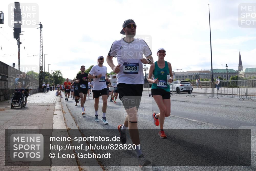 29.06.2025 - hella hamburg halbmarathon Lena Gebhardt http://msf.ph/oto/8288201 29.06.2025 09:58:34 Lombardsbrücke 15523, 3097, 16170, 1871, 5259, 11214, 1034, 1179, 1190, 1285, 1410, 1727, 1815, 1946, 1951, 2029, 2034, 2070, 2417, 2518, 2636, 2656, 2711, 2840, 2883, 2907, 3041, 3097, 3819, 3859, 3952, 4120, 4152, 4167, 4814, 4903, 5077, 5084, 5093, 5259, 5378, 5721, 5894, 6164, 6272, 6294, 6433, 6592, 6657, 6759, 6877, 6897, 7082, 7369, 7409, 7716, 7724, 7856, 7896, 8068, 8154, 8311, 8322, 8393, 8508, 8590, 8639, 8721, 8825, 9012, 9057, 9562, 9656, 10084 meine-sportfotos.de