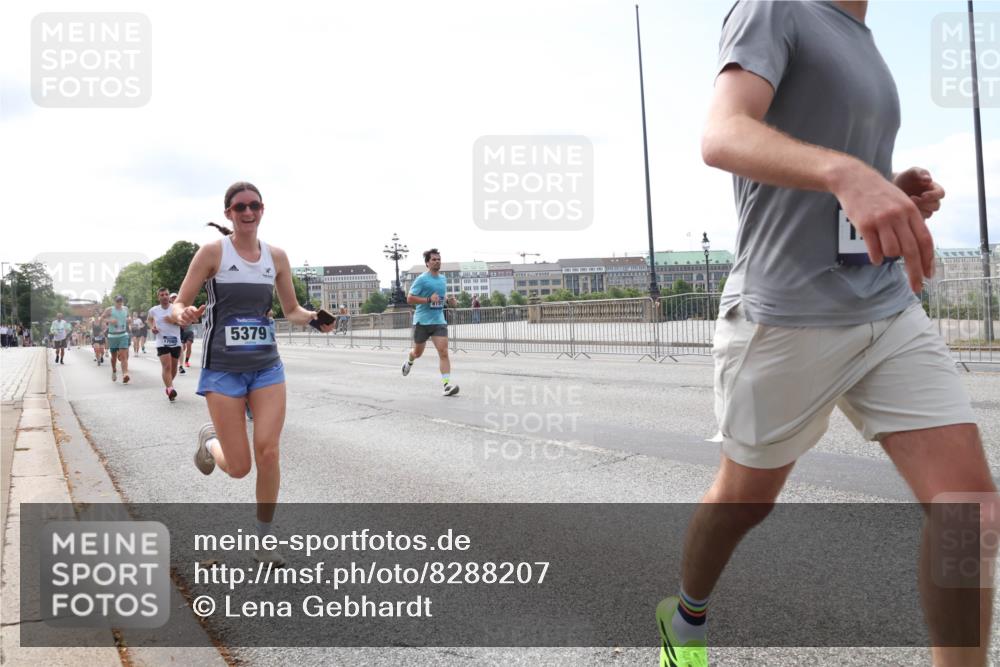 29.06.2025 - hella hamburg halbmarathon Lena Gebhardt http://msf.ph/oto/8288207 29.06.2025 10:11:48 Lombardsbrücke 1328, 1531, 1866, 1992, 3363, 4227, 5379, 5605, 7571, 8115, 8807, 8810, 9191, 9428, 10042, 10372, 10409, 10428, 11321, 11507, 11525, 11537, 11581, 11755, 11917, 12286, 12473, 13171, 13177, 13203, 13542, 13939, 13958, 14008, 14196, 14384, 15137, 15797, 15945, 16976, 17080, 17638, 17774, 17787, 17866, 18261, 18278, 18382, 18395, 18655, 19172 meine-sportfotos.de