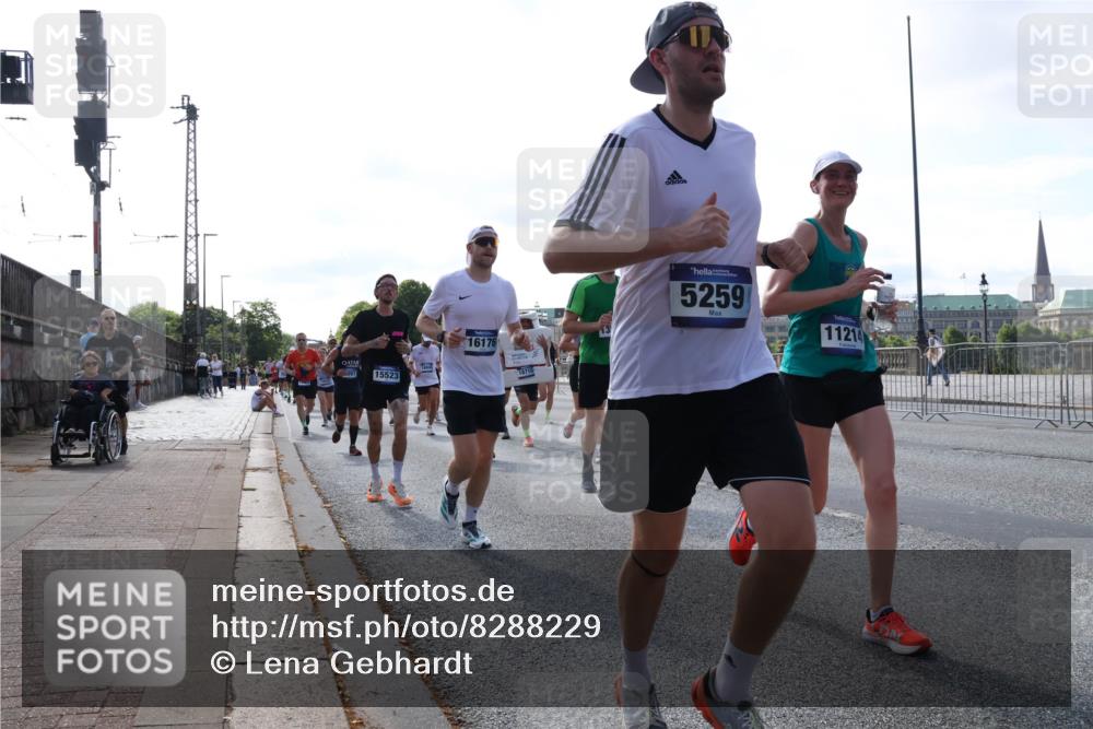 29.06.2025 - hella hamburg halbmarathon Lena Gebhardt http://msf.ph/oto/8288229 29.06.2025 09:58:34 Lombardsbrücke 097, 15523, 16176, 18715, 5259, 11214, 1034, 1179, 1190, 1285, 1410, 1727, 1815, 1946, 1951, 2029, 2034, 2070, 2417, 2518, 2636, 2656, 2711, 2840, 2883, 2907, 3041, 3097, 3819, 3859, 3952, 4120, 4152, 4167, 4814, 4903, 5077, 5084, 5093, 5259, 5378, 5721, 5894, 6164, 6272, 6294, 6433, 6592, 6657, 6759, 6877, 6897, 7082, 7369, 7409, 7716, 7724, 7856, 7896, 8068, 8154, 8311, 8322, 8393, 8508, 8590, 8639, 8721, 8825, 9012, 9057, 9562, 9656, 10084 meine-sportfotos.de