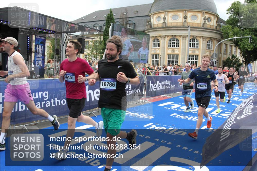 29.06.2025 - hella hamburg halbmarathon Michael Strokosch http://msf.ph/oto/8288354 29.06.2025 10:55:54 Ziel 1179, 2612, 3256, 3668, 4772, 6569, 7221, 7976, 8968, 9246, 12858, 13474, 16401, 16434, 16786, 18125, 18867, 19047 meine-sportfotos.de