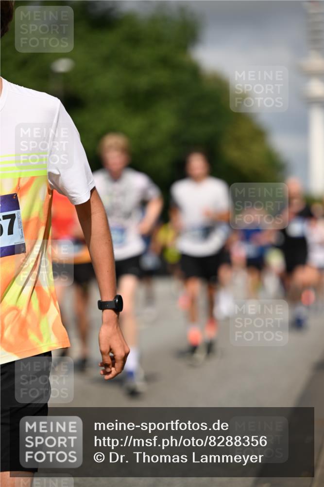 29.06.2025 - hella hamburg halbmarathon Dr. Thomas Lammeyer http://msf.ph/oto/8288356 29.06.2025 09:53:22 Kennedybrücke 1343, 1445, 1615, 1800, 1975, 2324, 2573, 2949, 3136, 3282, 3431, 3530, 4303, 4425, 5248, 5889, 6123, 6682, 7495, 7796, 8370, 8629, 8925, 9264, 9265, 9294, 9296, 9979, 10894, 10930 meine-sportfotos.de