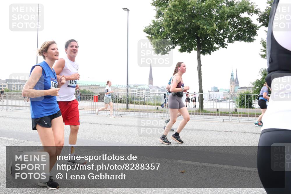 29.06.2025 - hella hamburg halbmarathon Lena Gebhardt http://msf.ph/oto/8288357 29.06.2025 10:46:38 Lombardsbrücke 1363, 1371, 1375, 1429, 1465, 1532, 1608, 1720, 1837, 1999, 2162, 2211, 2320, 2500, 2697, 2981, 3277, 3406, 3407, 3410, 3469, 3734, 3823, 4119, 4202, 4296, 4342, 4355, 4448, 4604, 5697, 5700, 5854, 6068, 6124, 6161, 6740, 7303, 7364, 7368, 7374, 7412, 7767, 7827, 7960, 7983, 8047, 8477, 8486, 8551, 8553, 8700, 9129, 9337, 9445, 9691, 10153, 10230, 11361, 11910, 12298, 12333, 12507, 12522, 13969, 14261, 15852, 16882, 16987 meine-sportfotos.de