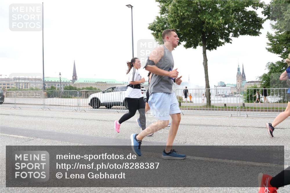 29.06.2025 - hella hamburg halbmarathon Lena Gebhardt http://msf.ph/oto/8288387 29.06.2025 10:55:34 Lombardsbrücke 1013, 1616, 1873, 1917, 2090, 2452, 3101, 3115, 3157, 3244, 3577, 4039, 4470, 4628, 4896, 5040, 5220, 5222, 5483, 5487, 5575, 6257, 6395, 6396, 6944, 7219, 7548, 7680, 7766, 7969, 8110, 8403, 8519, 8527, 8532, 8626, 8648, 9548, 9614, 9618, 9857, 9858, 9861, 9865, 9956, 10094, 10436, 10438, 10458, 10559, 10593, 10885, 11109, 11737, 11903, 11962, 11963, 12147, 12148, 12695, 12902, 13098, 13230, 14515, 14727, 15152, 15160, 16385 meine-sportfotos.de