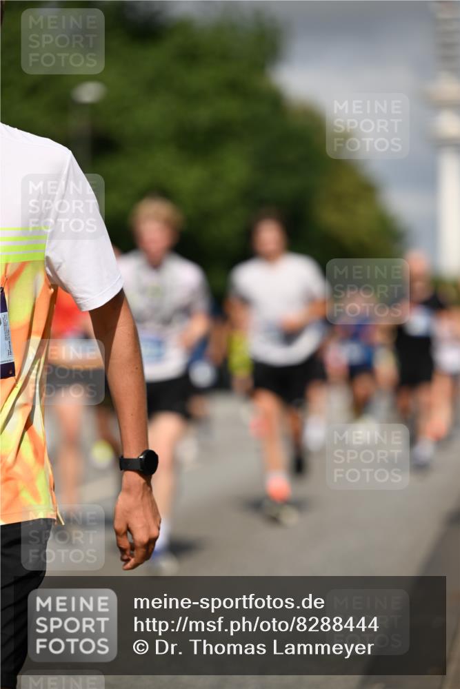 29.06.2025 - hella hamburg halbmarathon Dr. Thomas Lammeyer http://msf.ph/oto/8288444 29.06.2025 09:53:23 Kennedybrücke 1343, 1445, 1615, 1800, 1975, 2324, 2573, 2949, 3136, 3282, 3431, 3530, 4303, 4425, 5248, 5889, 6123, 6682, 7495, 7796, 8370, 8629, 8925, 9264, 9265, 9294, 9296, 9979, 10894, 10930 meine-sportfotos.de