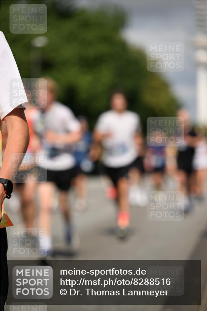 29.06.2025 - hella hamburg halbmarathon Dr. Thomas Lammeyer http://msf.ph/oto/8288516 29.06.2025 09:53:23 Kennedybrücke 1343, 1445, 1615, 1800, 1975, 2324, 2573, 2949, 3136, 3282, 3431, 3530, 4303, 4425, 5248, 5889, 6123, 6682, 7495, 7796, 8370, 8629, 8925, 9264, 9265, 9294, 9296, 9979, 10894, 10930 meine-sportfotos.de