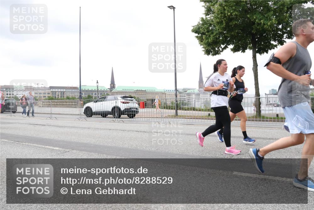 29.06.2025 - hella hamburg halbmarathon Lena Gebhardt http://msf.ph/oto/8288529 29.06.2025 10:55:34 Lombardsbrücke 4628, 5040, 1013, 1616, 1873, 1917, 2090, 2452, 3101, 3115, 3157, 3244, 3577, 4039, 4470, 4628, 4896, 5040, 5220, 5222, 5483, 5487, 5575, 6257, 6395, 6396, 6944, 7219, 7548, 7680, 7766, 7969, 8110, 8403, 8519, 8527, 8532, 8626, 8648, 9548, 9614, 9618, 9857, 9858, 9861, 9865, 9956, 10094, 10436, 10438, 10458, 10559, 10593, 10885, 11109, 11737, 11903, 11962, 11963, 12147, 12148, 12695, 12902, 13098, 13230, 14515, 14727, 15152, 15160, 16385 meine-sportfotos.de
