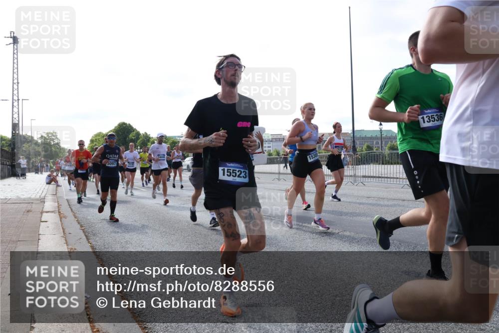29.06.2025 - hella hamburg halbmarathon Lena Gebhardt http://msf.ph/oto/8288556 29.06.2025 09:58:36 Lombardsbrücke 3097, 15523, 15389, 13536, 1034, 1190, 1285, 1410, 1727, 1815, 1946, 1951, 2029, 2034, 2070, 2417, 2518, 2636, 2656, 2711, 2840, 2883, 2907, 3041, 3097, 3334, 3819, 3859, 3952, 4120, 4152, 4167, 4903, 5077, 5084, 5093, 5259, 5378, 5721, 5894, 6164, 6272, 6294, 6433, 6592, 6657, 6759, 6877, 6897, 7082, 7369, 7409, 7716, 7732, 7856, 7896, 8068, 8154, 8311, 8322, 8393, 8508, 8590, 8639, 8721, 8825, 9012, 9057, 9562, 9656, 9727, 9770, 10084 meine-sportfotos.de