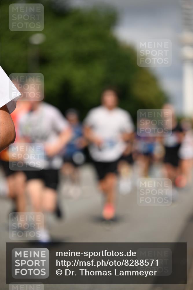 29.06.2025 - hella hamburg halbmarathon Dr. Thomas Lammeyer http://msf.ph/oto/8288571 29.06.2025 09:53:23 Kennedybrücke 1343, 1445, 1615, 1800, 1975, 2324, 2573, 2949, 3136, 3282, 3431, 3530, 4303, 4425, 5248, 5889, 6123, 6682, 7495, 7796, 8370, 8629, 8925, 9264, 9265, 9294, 9296, 9979, 10894, 10930 meine-sportfotos.de