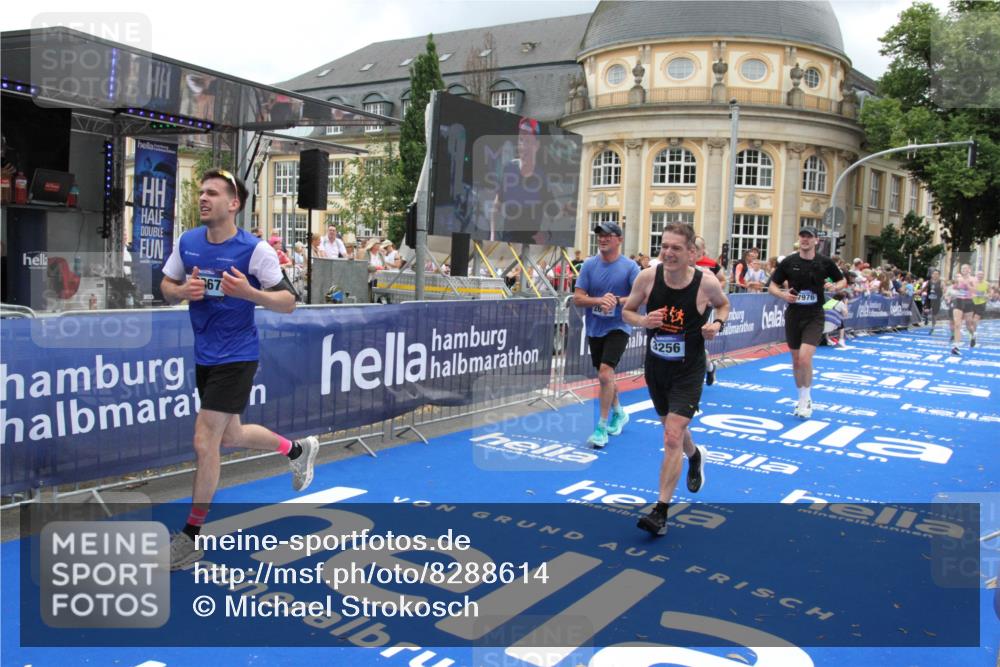 29.06.2025 - hella hamburg halbmarathon Michael Strokosch http://msf.ph/oto/8288614 29.06.2025 10:55:56 Ziel 1179, 2612, 3256, 3668, 4772, 7147, 7976, 8968, 9246, 10084, 13474, 15884, 16401, 16434, 16786, 18125, 18867, 19047 meine-sportfotos.de