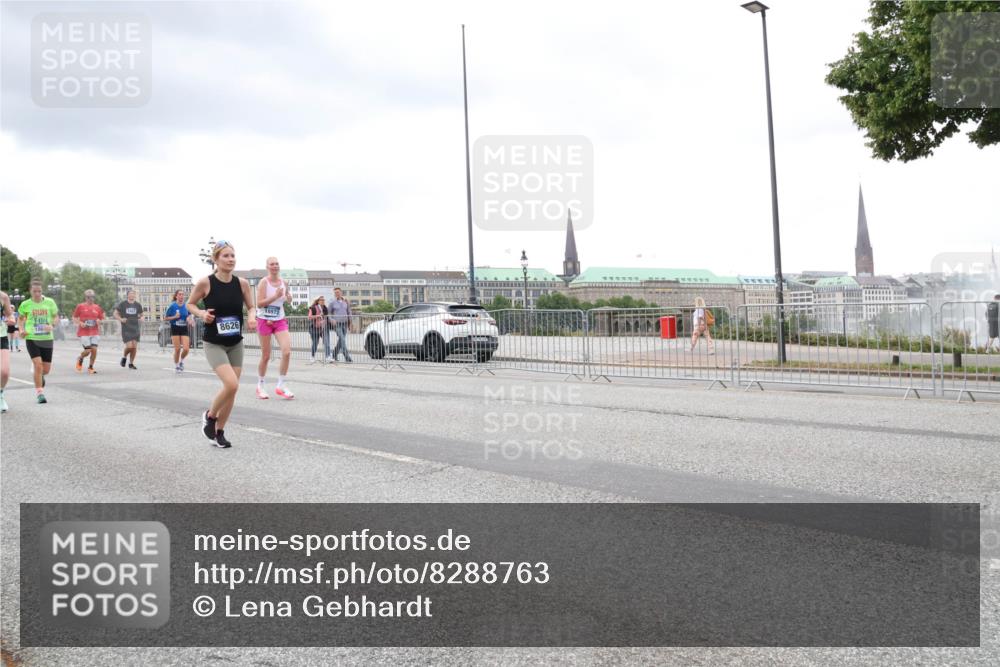 29.06.2025 - hella hamburg halbmarathon Lena Gebhardt http://msf.ph/oto/8288763 29.06.2025 10:55:35 Lombardsbrücke 8626, 18972, 1013, 1616, 1873, 1917, 2090, 2452, 3101, 3115, 3157, 3244, 3577, 4039, 4470, 4628, 4896, 5040, 5220, 5222, 5483, 5487, 5575, 6055, 6113, 6257, 6395, 6396, 6594, 6944, 7219, 7548, 7680, 7766, 7969, 8110, 8403, 8519, 8527, 8532, 8626, 8648, 9548, 9614, 9618, 9857, 9858, 9861, 9865, 9956, 10094, 10436, 10438, 10449, 10458, 10559, 10593, 10885, 11109, 11737, 11903, 11962, 11963, 12695, 12902, 13098, 13230, 14515, 14727, 15152, 15160, 16385 meine-sportfotos.de