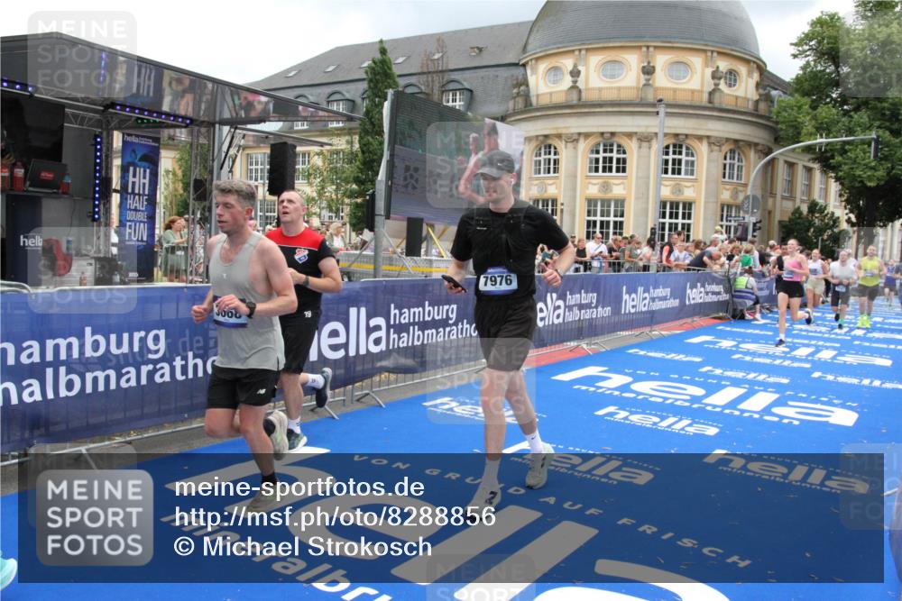 29.06.2025 - hella hamburg halbmarathon Michael Strokosch http://msf.ph/oto/8288856 29.06.2025 10:55:58 Ziel 1179, 2612, 3256, 3668, 4772, 7147, 7976, 8968, 9246, 10084, 14867, 15184, 15868, 15884, 18867 meine-sportfotos.de