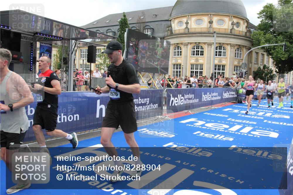 29.06.2025 - hella hamburg halbmarathon Michael Strokosch http://msf.ph/oto/8288904 29.06.2025 10:55:58 Ziel 1179, 2612, 3256, 3668, 4772, 7147, 7976, 8968, 9246, 10084, 14867, 15184, 15868, 15884, 18867 meine-sportfotos.de