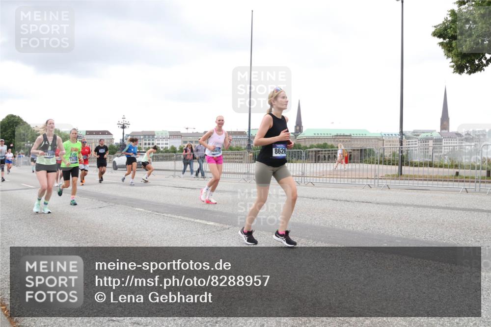 29.06.2025 - hella hamburg halbmarathon Lena Gebhardt http://msf.ph/oto/8288957 29.06.2025 10:55:36 Lombardsbrücke 7396, 18670, 18972, 8626, 1013, 1616, 1873, 1917, 2090, 2452, 3101, 3115, 3157, 3244, 3577, 4039, 4470, 4628, 4896, 5040, 5220, 5222, 5483, 5487, 5575, 6055, 6056, 6113, 6257, 6395, 6396, 6594, 7219, 7548, 7680, 7766, 7969, 8110, 8403, 8519, 8527, 8532, 8626, 8648, 9548, 9614, 9618, 9857, 9858, 9861, 9865, 9956, 10094, 10436, 10438, 10449, 10458, 10559, 10593, 10885, 11109, 11737, 11903, 11962, 11963, 12695, 12902, 13098, 13230, 14727, 15152, 15160, 16385 meine-sportfotos.de