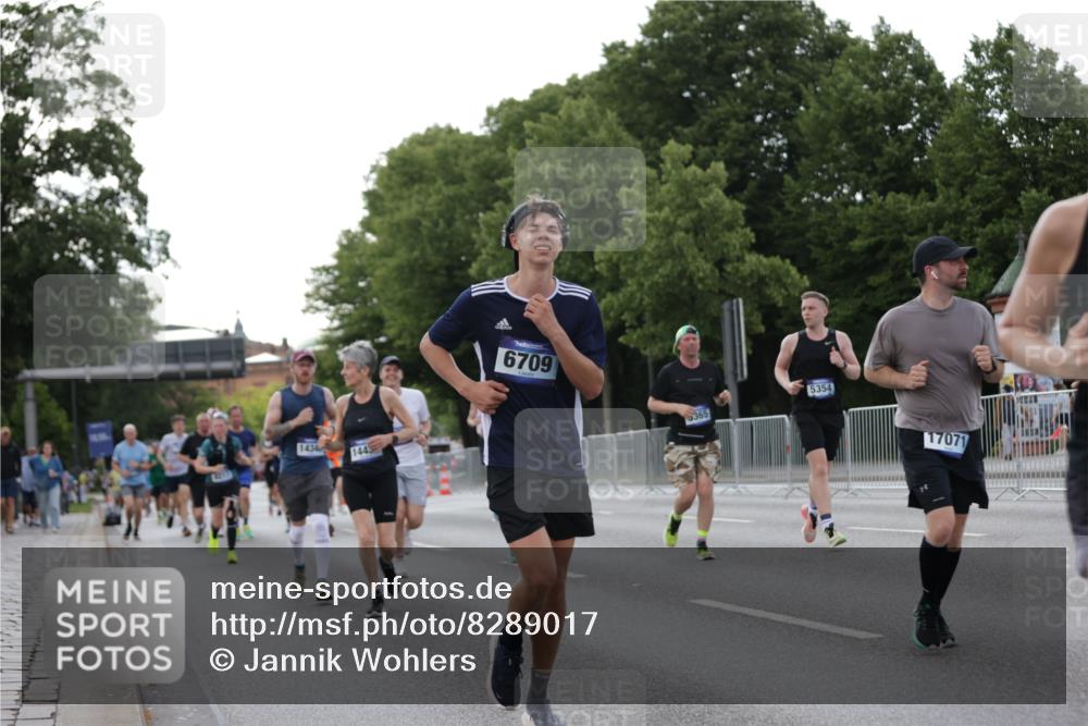 29.06.2025 - hella hamburg halbmarathon Jannik Wohlers http://msf.ph/oto/8289017 29.06.2025 10:03:54 Lombardsbrücke 1674, 2979, 4587, 5354, 5365, 5976, 6706, 6709, 8177, 8217, 9489, 9526, 10213, 10756, 10962, 11511, 11582, 12004, 12005, 12998, 14340, 14436, 14917, 15525, 16753, 16989, 17071, 17437, 17569, 17763, 17860, 17880, 18098, 18199, 18525 meine-sportfotos.de