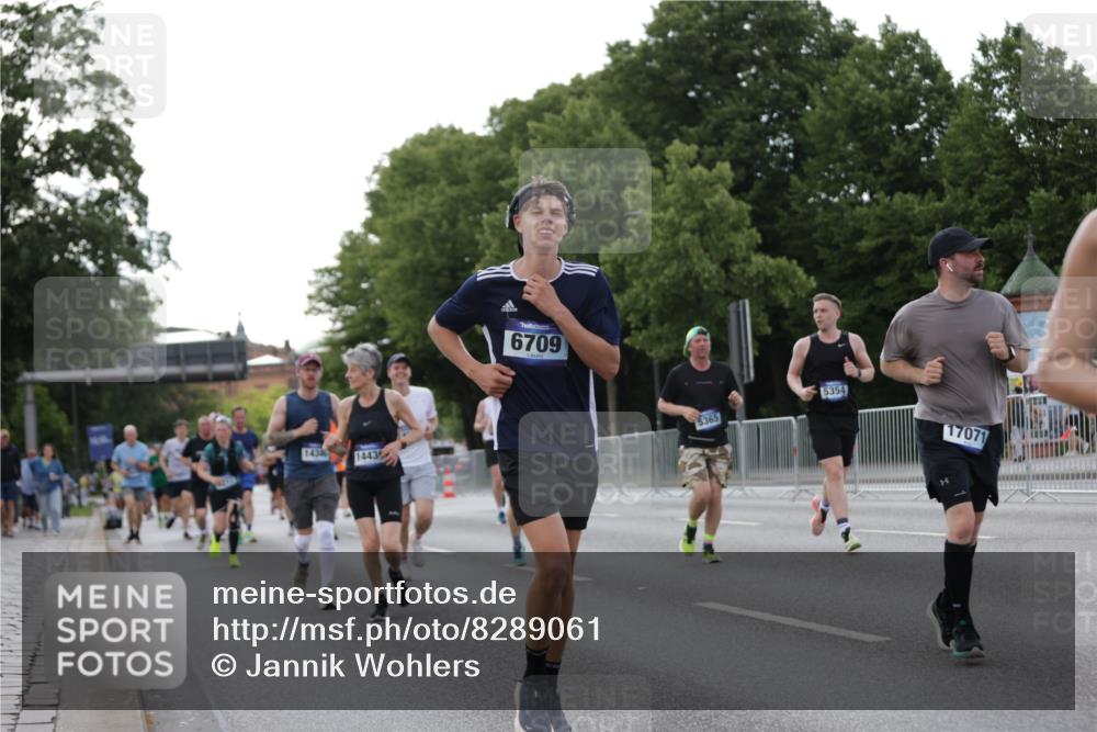 29.06.2025 - hella hamburg halbmarathon Jannik Wohlers http://msf.ph/oto/8289061 29.06.2025 10:03:54 Lombardsbrücke 1674, 2979, 4587, 5354, 5365, 5976, 6706, 6709, 8177, 8217, 9489, 9526, 10213, 10756, 10962, 11511, 11582, 12004, 12005, 12998, 14340, 14436, 14917, 15525, 16753, 16989, 17071, 17437, 17569, 17763, 17860, 17880, 18098, 18199, 18525 meine-sportfotos.de