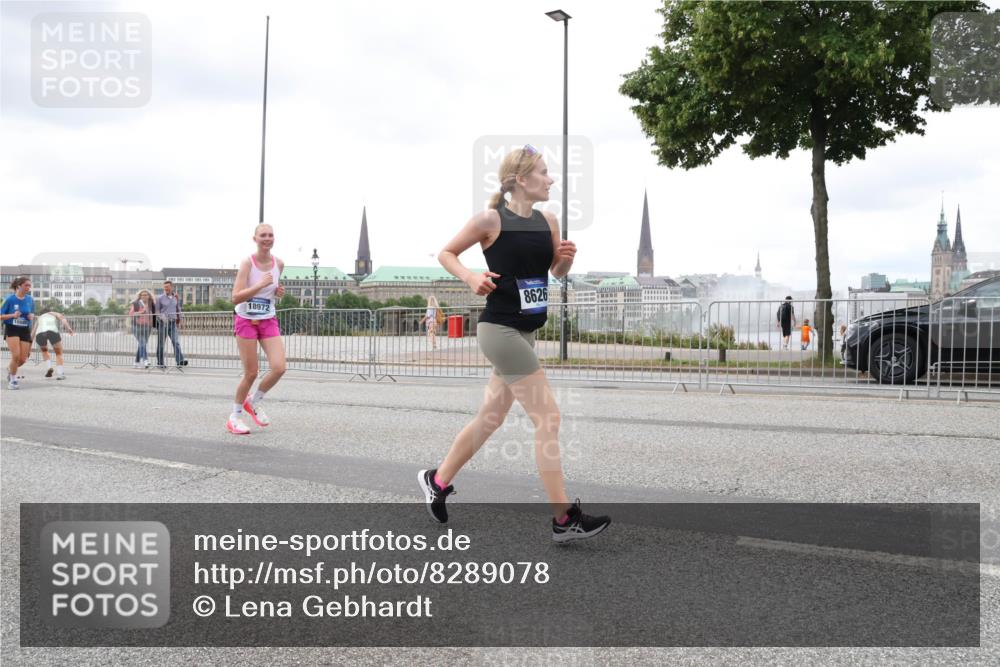29.06.2025 - hella hamburg halbmarathon Lena Gebhardt http://msf.ph/oto/8289078 29.06.2025 10:55:36 Lombardsbrücke 10885, 18972, 8626, 1013, 1616, 1873, 1917, 2090, 2452, 3101, 3115, 3157, 3244, 3577, 4039, 4470, 4628, 4896, 5040, 5220, 5222, 5483, 5487, 5575, 6055, 6056, 6113, 6257, 6395, 6396, 6594, 7219, 7548, 7680, 7766, 7969, 8110, 8403, 8519, 8527, 8532, 8626, 8648, 9548, 9614, 9618, 9857, 9858, 9861, 9865, 9956, 10094, 10436, 10438, 10449, 10458, 10559, 10593, 10885, 11109, 11737, 11903, 11962, 11963, 12695, 12902, 13098, 13230, 14727, 15152, 15160, 16385 meine-sportfotos.de