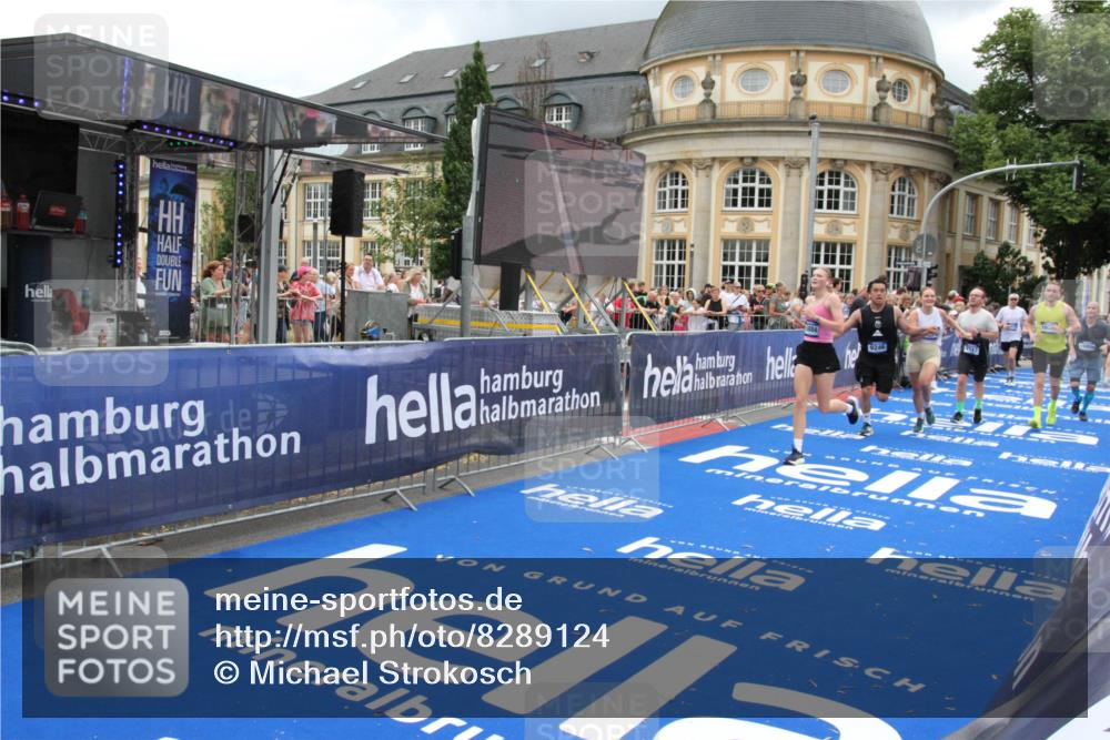 29.06.2025 - hella hamburg halbmarathon Michael Strokosch http://msf.ph/oto/8289124 29.06.2025 10:56:00 Ziel 2612, 3668, 4772, 7147, 7976, 8968, 9246, 10084, 14867, 15184, 15868, 15884, 16176 meine-sportfotos.de