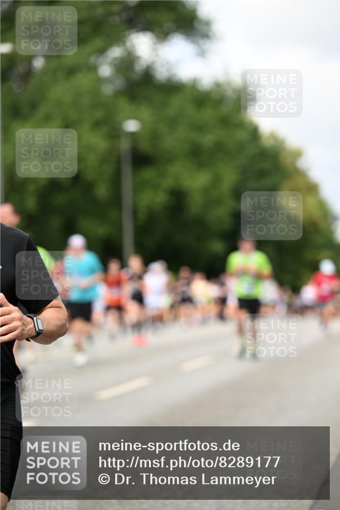 29.06.2025 - hella hamburg halbmarathon Dr. Thomas Lammeyer http://msf.ph/oto/8289177 29.06.2025 10:37:17 Kennedybrücke 1078, 1199, 1324, 1373, 1732, 1879, 2059, 2085, 2384, 2838, 3221, 3341, 3391, 3422, 3560, 3653, 3871, 4030, 4096, 4164, 4446, 4555, 5156, 5581, 5917, 6773, 6861, 7750, 8170, 8175, 8595, 8839, 8993, 9034, 9289, 9471, 9750, 9768, 9780, 10770 meine-sportfotos.de