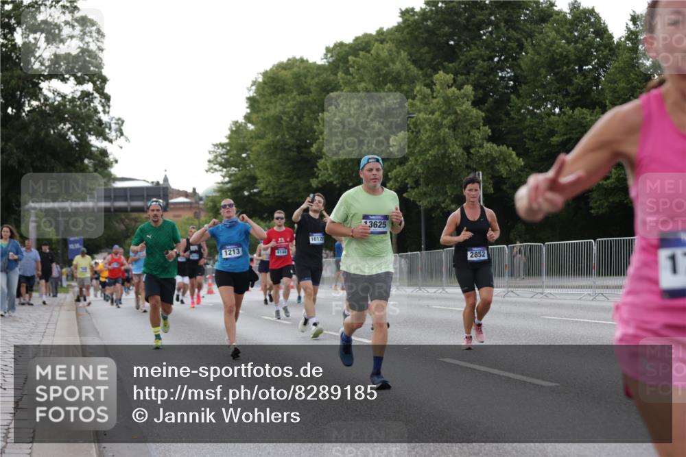 29.06.2025 - hella hamburg halbmarathon Jannik Wohlers http://msf.ph/oto/8289185 29.06.2025 10:04:06 Lombardsbrücke 1213, 1377, 1674, 2011, 2852, 3994, 4146, 4587, 5354, 5365, 8217, 9489, 10213, 10709, 10834, 10962, 12924, 12998, 13625, 14340, 14436, 14917, 16128, 16145, 16753, 16989, 17071, 17113, 17434, 17569, 17685, 17686, 17763, 18098, 18520, 18525 meine-sportfotos.de