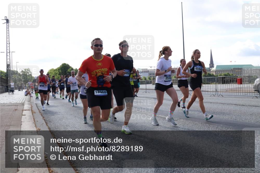29.06.2025 - hella hamburg halbmarathon Lena Gebhardt http://msf.ph/oto/8289189 29.06.2025 09:58:39 Lombardsbrücke 14266, 6877, 6958, 18960, 6592, 2518, 638, 6759, 1034, 1190, 1285, 1410, 1485, 1727, 1815, 1946, 1951, 2029, 2034, 2518, 2656, 2840, 2883, 2907, 3041, 3097, 3334, 3819, 3859, 3952, 4120, 4152, 4167, 4903, 5077, 5084, 5093, 5259, 5378, 5721, 5894, 6164, 6272, 6294, 6433, 6592, 6629, 6657, 6759, 6877, 6897, 7082, 7369, 7716, 7732, 7856, 7896, 8068, 8154, 8311, 8322, 8393, 8508, 8590, 8639, 8721, 8825, 9012, 9057, 9562, 9656, 9727, 9770, 10084, 10488 meine-sportfotos.de