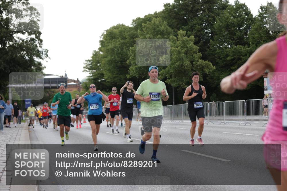 29.06.2025 - hella hamburg halbmarathon Jannik Wohlers http://msf.ph/oto/8289201 29.06.2025 10:04:06 Lombardsbrücke 1213, 1377, 1674, 2011, 2852, 3994, 4146, 4587, 5354, 5365, 8217, 9489, 10213, 10709, 10834, 10962, 12924, 12998, 13625, 14340, 14436, 14917, 16128, 16145, 16753, 16989, 17071, 17113, 17434, 17569, 17685, 17686, 17763, 18098, 18520, 18525 meine-sportfotos.de
