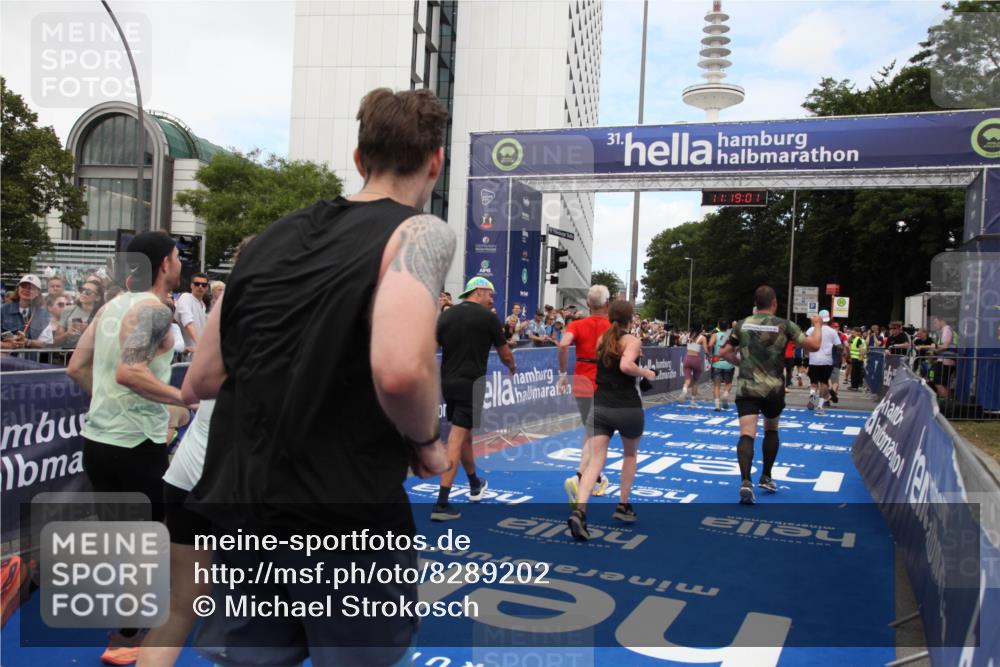 29.06.2025 - hella hamburg halbmarathon Michael Strokosch http://msf.ph/oto/8289202 29.06.2025 11:19:00 Ziel 1936, 2471, 3161, 4539, 5937, 6328, 7019, 7882, 7883, 7913, 10414, 13013, 14819, 14824, 14953, 15942, 16809, 17270 meine-sportfotos.de