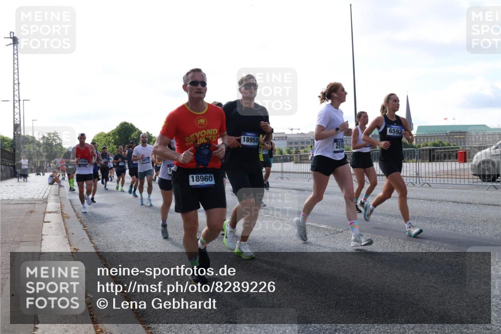 29.06.2025 - hella hamburg halbmarathon Lena Gebhardt http://msf.ph/oto/8289226 29.06.2025 09:58:39 Lombardsbrücke 14266, 6877, 1727, 18958, 18960, 2518, 6592, 1034, 1190, 1285, 1410, 1485, 1727, 1815, 1946, 1951, 2029, 2034, 2518, 2656, 2840, 2883, 2907, 3041, 3097, 3334, 3819, 3859, 3952, 4120, 4152, 4167, 4903, 5077, 5084, 5093, 5259, 5378, 5721, 5894, 6164, 6272, 6294, 6433, 6592, 6629, 6657, 6759, 6877, 6897, 7082, 7369, 7716, 7732, 7856, 7896, 8068, 8154, 8311, 8322, 8393, 8508, 8590, 8639, 8721, 8825, 9012, 9057, 9562, 9656, 9727, 9770, 10084, 10488 meine-sportfotos.de