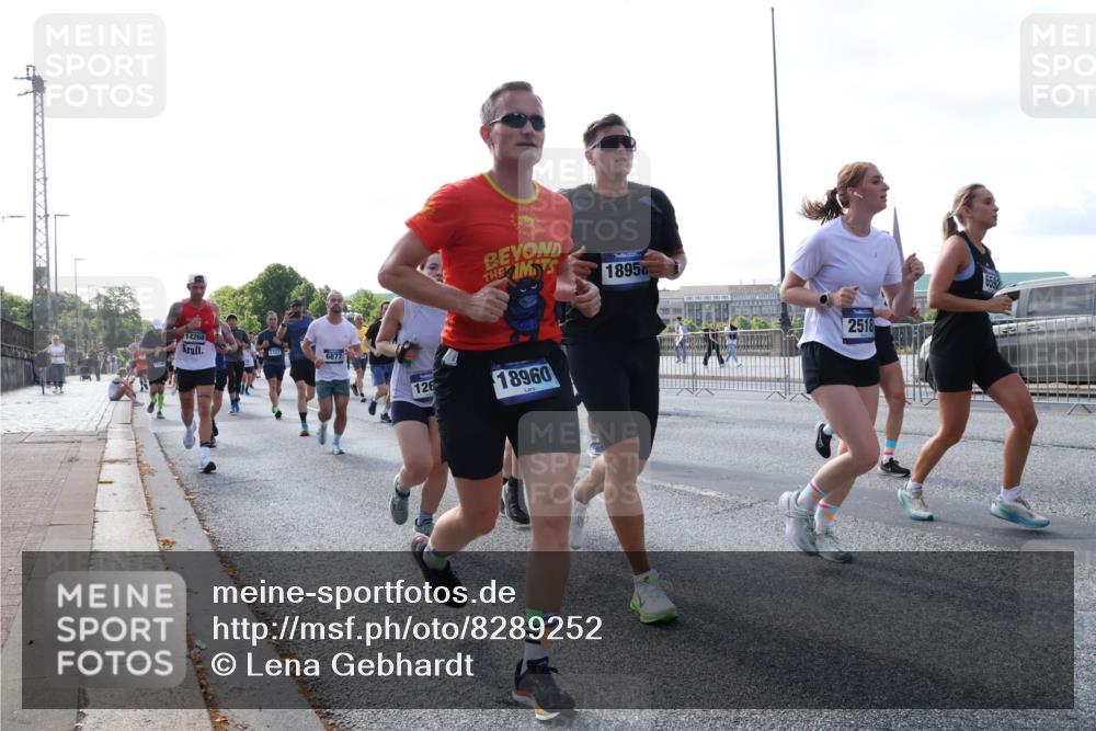 29.06.2025 - hella hamburg halbmarathon Lena Gebhardt http://msf.ph/oto/8289252 29.06.2025 09:58:39 Lombardsbrücke 14266, 1727, 6877, 126, 1895, 18960, 2518, 6595, 1034, 1190, 1285, 1410, 1485, 1727, 1815, 1946, 1951, 2029, 2034, 2518, 2656, 2840, 2883, 2907, 3041, 3097, 3334, 3819, 3859, 3952, 4120, 4152, 4167, 4903, 5077, 5084, 5093, 5259, 5378, 5721, 5894, 6164, 6272, 6294, 6433, 6592, 6629, 6657, 6759, 6877, 6897, 7082, 7369, 7716, 7732, 7856, 7896, 8068, 8154, 8311, 8322, 8393, 8508, 8590, 8639, 8721, 8825, 9012, 9057, 9562, 9656, 9727, 9770, 10084, 10488 meine-sportfotos.de