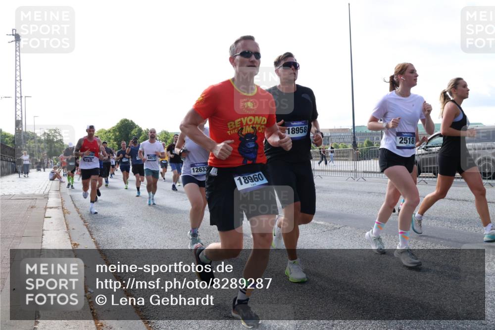 29.06.2025 - hella hamburg halbmarathon Lena Gebhardt http://msf.ph/oto/8289287 29.06.2025 09:58:39 Lombardsbrücke 266, 1727, 6877, 12633, 18960, 18958, 2518, 1034, 1190, 1285, 1410, 1485, 1727, 1815, 1946, 1951, 2029, 2034, 2518, 2656, 2840, 2883, 2907, 3041, 3097, 3334, 3819, 3859, 3952, 4120, 4152, 4167, 4903, 5077, 5084, 5093, 5259, 5378, 5721, 5894, 6164, 6272, 6294, 6433, 6592, 6629, 6657, 6759, 6877, 6897, 7082, 7369, 7716, 7732, 7856, 7896, 8068, 8154, 8311, 8322, 8393, 8508, 8590, 8639, 8721, 8825, 9012, 9057, 9562, 9656, 9727, 9770, 10084, 10488 meine-sportfotos.de
