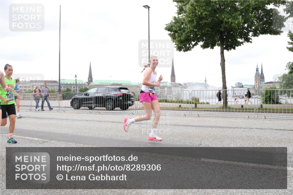 29.06.2025 - hella hamburg halbmarathon Lena Gebhardt http://msf.ph/oto/8289306 29.06.2025 10:55:37 Lombardsbrücke 18972, 18670, 1013, 1616, 1873, 1917, 2090, 2452, 3101, 3115, 3157, 3244, 3577, 4039, 4265, 4470, 4628, 4896, 5040, 5220, 5222, 5483, 5487, 5575, 6055, 6056, 6113, 6257, 6395, 6396, 6594, 7219, 7548, 7680, 7766, 7969, 8110, 8403, 8519, 8527, 8532, 8533, 8626, 8648, 9548, 9614, 9618, 9857, 9858, 9861, 9865, 9956, 10094, 10436, 10438, 10449, 10458, 10559, 10593, 10885, 11109, 11903, 11962, 11963, 12695, 12902, 13098, 13230, 14727, 15152, 15160, 16385 meine-sportfotos.de