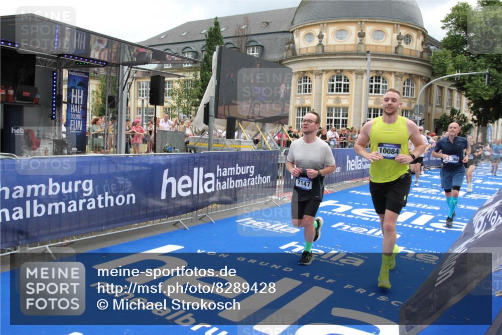 29.06.2025 - hella hamburg halbmarathon Michael Strokosch http://msf.ph/oto/8289428 29.06.2025 10:56:02 Ziel 1180, 3042, 7147, 8968, 9246, 10084, 14867, 15184, 15868, 15884, 16176 meine-sportfotos.de
