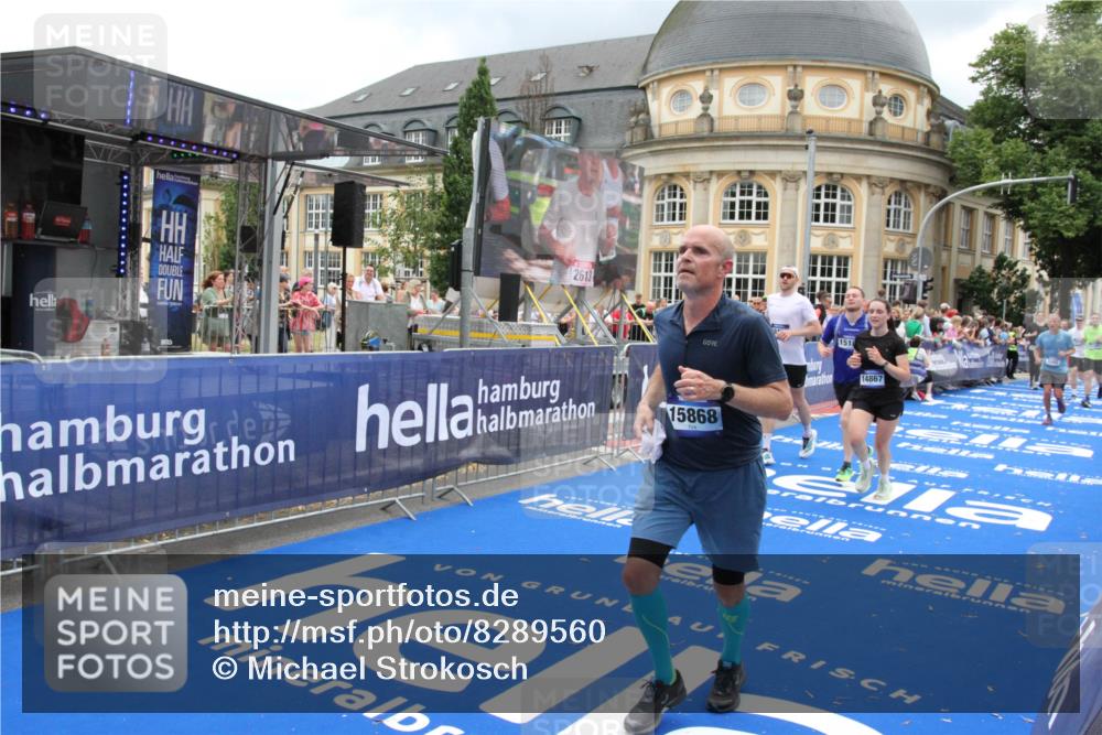 29.06.2025 - hella hamburg halbmarathon Michael Strokosch http://msf.ph/oto/8289560 29.06.2025 10:56:04 Ziel 1180, 3042, 3058, 7147, 7594, 10084, 14867, 15184, 15868, 15884, 16176, 18212 meine-sportfotos.de