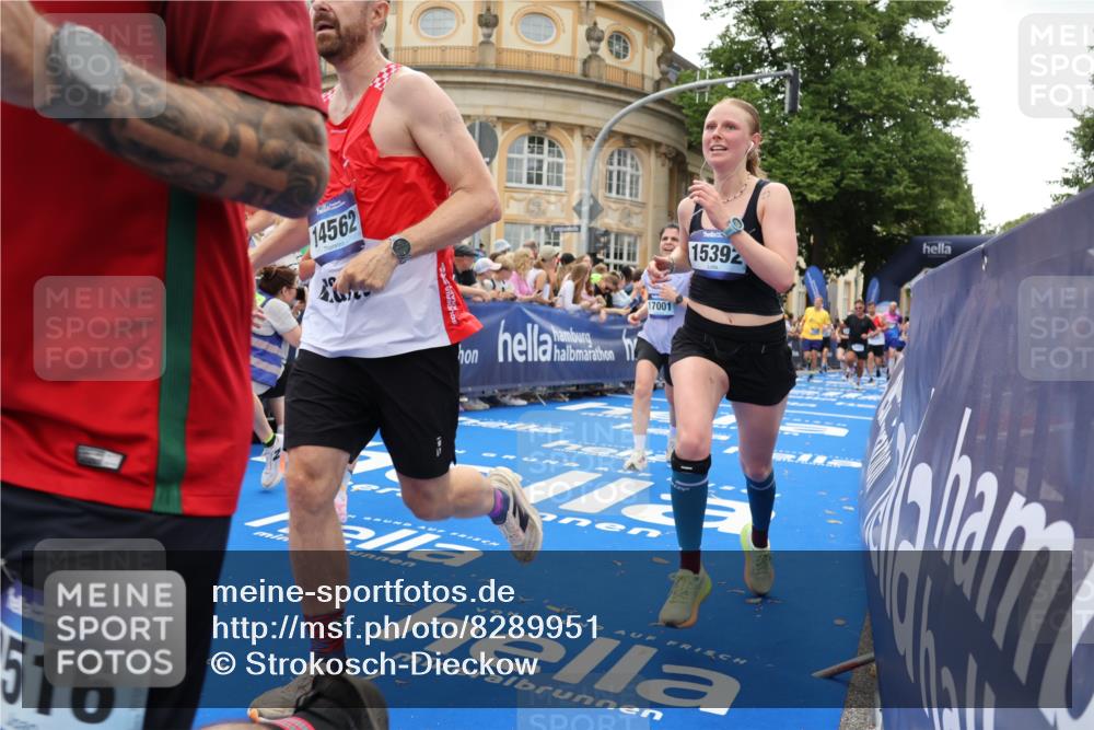 29.06.2025 - hella hamburg halbmarathon Strokosch-Dieckow http://msf.ph/oto/8289951 29.06.2025 10:49:37 Ziel 2504, 2516, 2592, 2596, 2706, 2889, 2937, 3060, 3543, 5705, 5894, 5978, 6115, 7332, 8689, 9038, 9463, 9551, 9619, 9649, 9723, 11340, 11679, 11977, 12094, 13159, 13233, 14562, 14794, 15392, 15857, 16114, 16592, 16738, 16843, 16877, 17001, 17282, 18058, 18451, 18926 meine-sportfotos.de