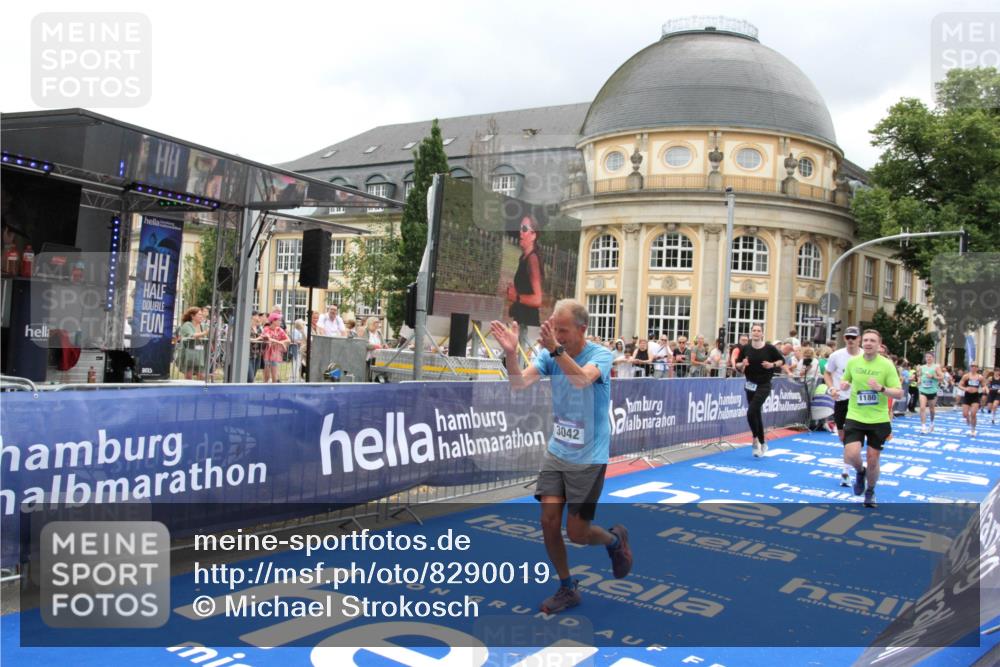 29.06.2025 - hella hamburg halbmarathon Michael Strokosch http://msf.ph/oto/8290019 29.06.2025 10:56:07 Ziel 1180, 3042, 3058, 4594, 4813, 5570, 7594, 12545, 14867, 15184, 16176, 17640, 17642, 18212 meine-sportfotos.de