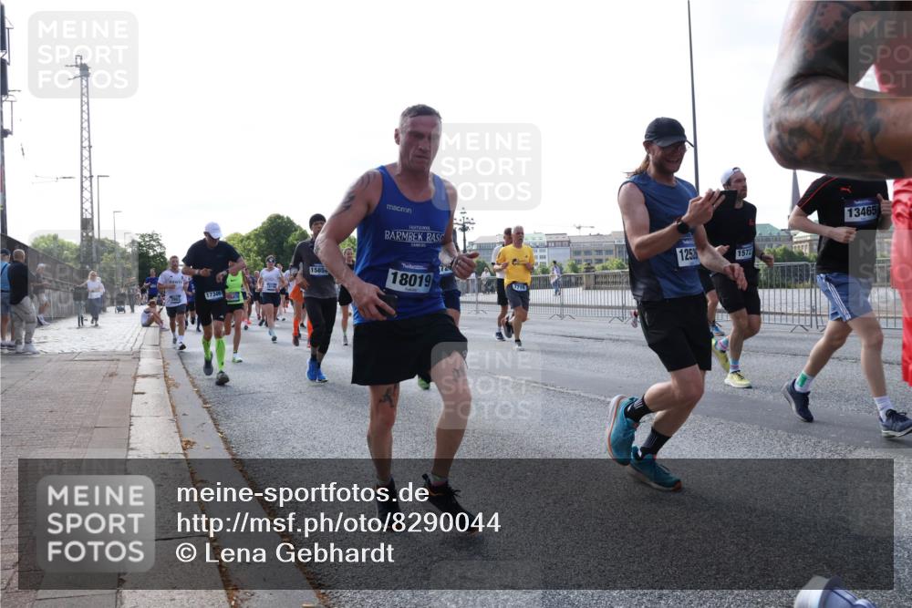 29.06.2025 - hella hamburg halbmarathon Lena Gebhardt http://msf.ph/oto/8290044 29.06.2025 09:58:42 Lombardsbrücke 17346, 15854, 18019, 7716, 125, 1572, 13465, 1190, 1285, 1410, 1485, 1727, 1815, 1946, 1951, 2029, 2034, 2518, 2656, 2840, 2883, 2907, 3041, 3097, 3334, 3819, 3859, 3952, 4120, 4152, 4167, 4903, 5077, 5084, 5093, 5259, 5378, 5721, 5894, 6272, 6294, 6433, 6592, 6629, 6657, 6759, 6877, 6897, 7082, 7369, 7716, 7732, 7856, 7896, 8068, 8154, 8311, 8322, 8393, 8590, 8639, 8721, 8825, 9012, 9057, 9562, 9655, 9656, 9727, 9770, 10084, 10488 meine-sportfotos.de