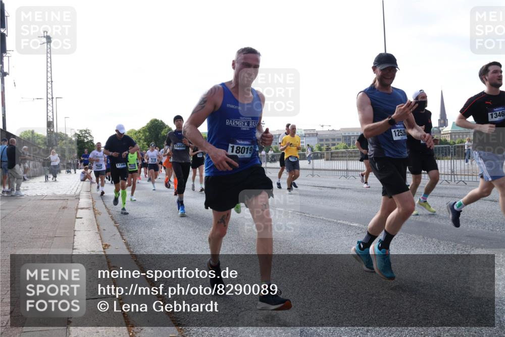 29.06.2025 - hella hamburg halbmarathon Lena Gebhardt http://msf.ph/oto/8290089 29.06.2025 09:58:42 Lombardsbrücke 2803, 17346, 15854, 18019, 7716, 13465, 12526, 1190, 1285, 1410, 1485, 1727, 1815, 1946, 1951, 2029, 2034, 2518, 2656, 2840, 2883, 2907, 3041, 3097, 3334, 3819, 3859, 3952, 4120, 4152, 4167, 4903, 5077, 5084, 5093, 5259, 5378, 5721, 5894, 6272, 6294, 6433, 6592, 6629, 6657, 6759, 6877, 6897, 7082, 7369, 7716, 7732, 7856, 7896, 8068, 8154, 8311, 8322, 8393, 8590, 8639, 8721, 8825, 9012, 9057, 9562, 9655, 9656, 9727, 9770, 10084, 10488 meine-sportfotos.de