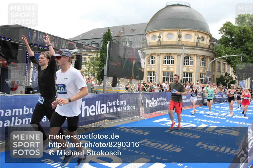 29.06.2025 - hella hamburg halbmarathon Michael Strokosch http://msf.ph/oto/8290316 29.06.2025 10:56:10 Ziel 1180, 3042, 3058, 4594, 4813, 5492, 5570, 7594, 8330, 8639, 9907, 12545, 17640, 17642, 18212 meine-sportfotos.de