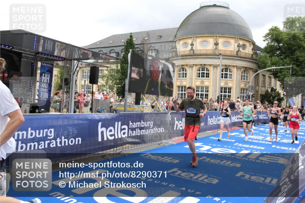 29.06.2025 - hella hamburg halbmarathon Michael Strokosch http://msf.ph/oto/8290371 29.06.2025 10:56:10 Ziel 1180, 3042, 3058, 4594, 4813, 5492, 5570, 7594, 8330, 8639, 9907, 12545, 17640, 17642, 18212 meine-sportfotos.de