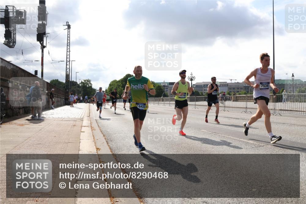 29.06.2025 - hella hamburg halbmarathon Lena Gebhardt http://msf.ph/oto/8290468 29.06.2025 09:46:21 Lombardsbrücke 7534, 18422, 1080, 1344, 1889, 1894, 2460, 2525, 3809, 3843, 3955, 4463, 4477, 4812, 4944, 5042, 6169, 6495, 7055, 7186, 7534, 7845, 7880, 7901, 8062, 8784, 8864, 8956, 9345, 10298, 10453, 10865, 10929, 11199, 11230, 11282, 11304, 11661, 11833, 12189, 12681, 12987, 13167, 13252, 13617, 13754, 13961, 14167, 14276, 14293, 15115, 15391, 15689, 15902, 16065, 16140, 16243, 16507, 16580, 16811, 16931, 16957, 17213, 17768 meine-sportfotos.de