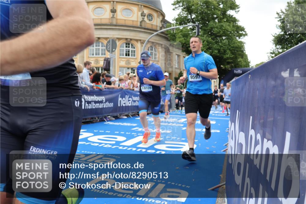 29.06.2025 - hella hamburg halbmarathon Strokosch-Dieckow http://msf.ph/oto/8290513 29.06.2025 10:49:55 Ziel 1321, 2020, 2540, 3692, 3852, 4017, 5460, 7100, 7657, 8454, 8455, 9126, 9200, 9213, 9491, 9597, 12271, 12527, 12733, 13225, 13463, 13758, 16403, 16716, 16732, 16800, 16887, 18884, 19109, 19112, 19122 meine-sportfotos.de